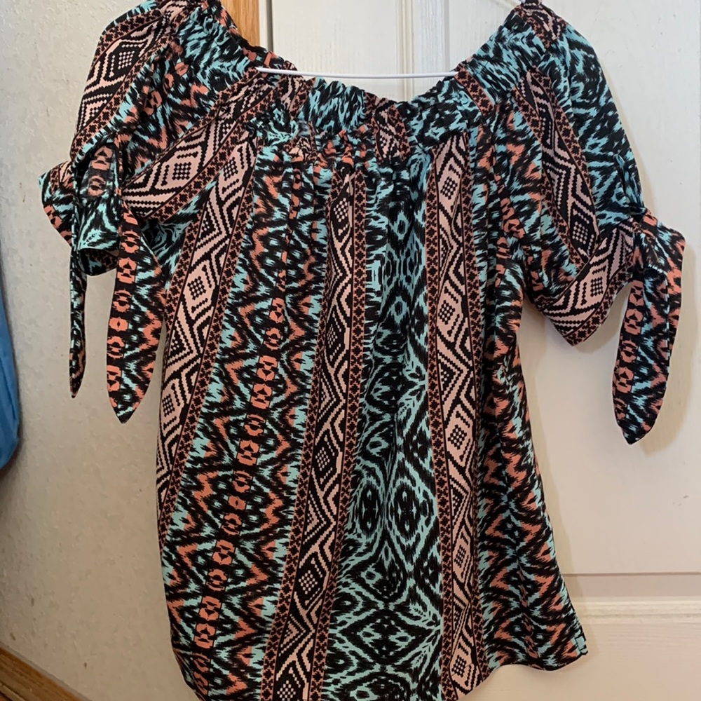 Ariat off the shoulder blouse